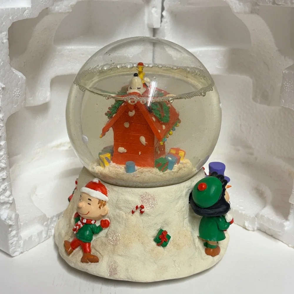 Peanuts Charlie Brown Christmas Snow Globe Snoopy Doghouse‎ 108550 Holiday Decor